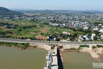 Điểm cuối tuyến kết nối với đường Hoàng Sa, tại nút giao đầu cầu Đập dâng sông Trà Khúc.
