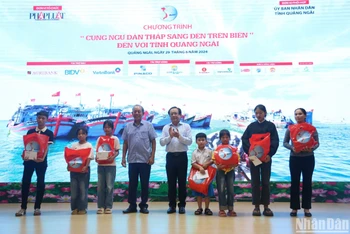 Trao học bổng cho học sinh là con em ngư dân vượt khó học giỏi