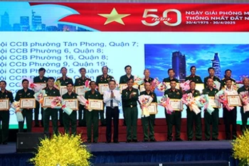 Trao hoa, bằng khen cho các tập thể. (Ảnh: Hội Cựu chiến binh thành phố)