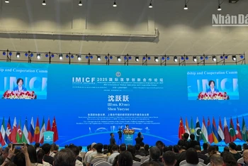 Bà Thẩm Dược Dược, Phó Chủ tịch Chính hiệp toàn quốc Trung Quốc phát biểu tại lễ khai mạc diễn đàn.
