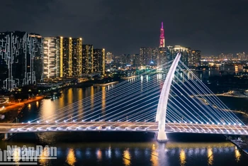 Cầu Ba Son được thắp sáng chào mừng dịp đại lễ kỷ niệm 50 năm Ngày Giải phóng miền nam.
