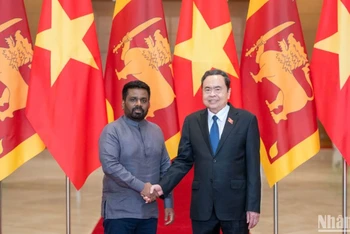 Chủ tịch Quốc hội Trần Thanh Mẫn và Tổng thống Sri Lanka Anura Kumara Dissanayaka. (Ảnh: DUY LINH)
