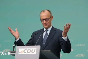 Ông Friedrich Merz phát biểu tại một cuộc họp báo ở Berlin. ̣(Ảnh: THX/TTXVN)