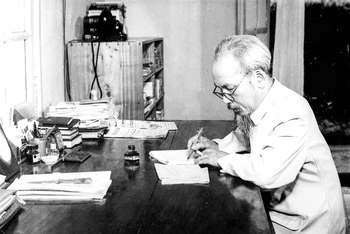 Bác Hồ tại phòng làm việc nhà 54, tháng 4/1957. (Ảnh: Tư liệu do Bảo tàng Hồ Chí Minh cung cấp)