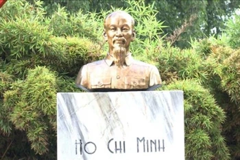 Tượng đài Chủ tịch Hồ Chí Minh tại công viên mang tên Người ở thủ đô La Habana.