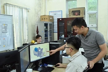Các kỹ sư Công ty Tomeco (Cụm công nghiệp Ngọc Liệp, Hà Nội) trao đổi về thiết kế mẫu quạt công nghiệp. (Ảnh DUY LINH)