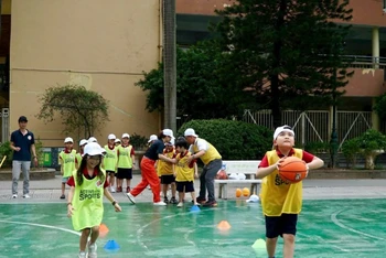 Giờ học thể chất của học sinh Trường tiểu học, trung học cơ sở và trung học phổ thông Thực nghiệm khoa học giáo dục.