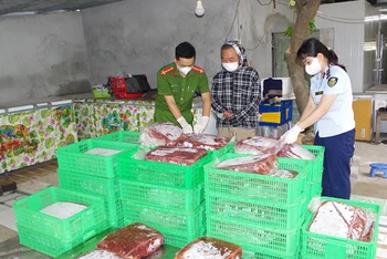 Lực lượng chức năng kiểm tra hộ kinh doanh thực phẩm Lê Hồng Thoanh.
