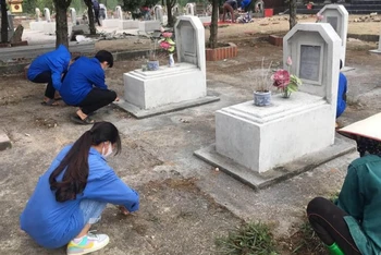 Phần mộ của các thanh niên hy sinh luôn được thế hệ trẻ chăm sóc.