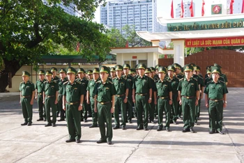 Trang trọng lễ dâng hoa, dâng hương trước Tượng đài Bác Hồ với chiến sĩ Biên phòng tại Bộ Chỉ huy bộ đội biên phòng tỉnh Khánh Hòa.
