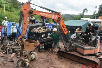 Lực lượng cứu hộ dốc sức để tìm người bị nạn.