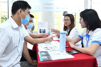 Lao động tìm cơ hội tại phiên giao dịch việc làm của Trung tâm Dịch vụ việc làm Hà Nội. (Ảnh: Thủy Nguyên).