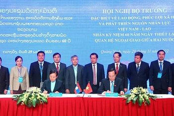 Bộ trưởng Lao động-Thương binh và Xã hội Việt Nam và Bộ trưởng Lao động và Phúc lợi xã hội Lào ký kết Thỏa thuận hợp tác về lĩnh vực phát triển nguồn nhân lực ngày 29/11 tại Quảng Ninh. (Ảnh: Molisa)