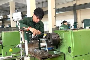 Sinh viên Khoa Cơ khí, Trường Cao đẳng nghề Công nghệ cao Hà Nội. (Ảnh: HHT)