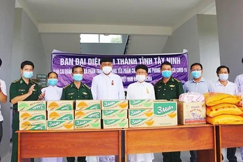 Hội thánh Cao Đài Tòa thánh Tây Ninh thăm và động viên lực lượng phòng, chống dịch Covid-19 thuộc đồn biên phòng Lò Gò, Tây Ninh, tháng 11/2021. (Ảnh: nhandan.vn)