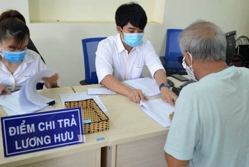 Cán bộ hưu trí nhận lương hưu trực tiếp tại Thành phố TP Hồ Chí Minh. (Ảnh: nhandan.vn)