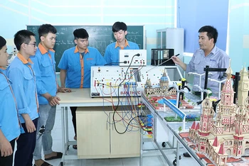Thầy giáo Trường Cao đẳng Cơ điện và Xây dựng Bắc Ninh hướng dẫn sinh viên làm đồ án tốt nghiệp. (Ảnh: Minh Thắng)