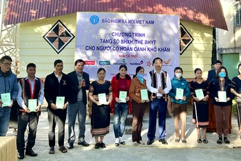 Đại diện lãnh đạo Bảo hiểm xã hội Việt Nam trao tặng sổ bảo hiểm xã hội, thẻ bảo hiểm y tế cho người có hoàn cảnh khó khăn ở xã Biển Hồ, thành phố Pleiku Gia Lai. (Ảnh: HÀ LY)