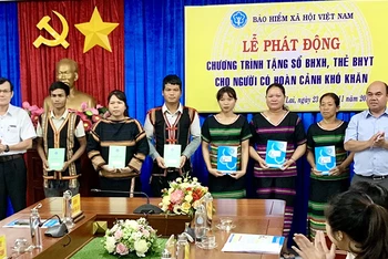 Bảo hiểm xã hội tỉnh Gia Lai trao tặng sổ bảo hiểm xã hội, thẻ bảo hiểm y tế cho người dân khó khăn ngày 23/11/2022. (Ảnh: Hà Ly)