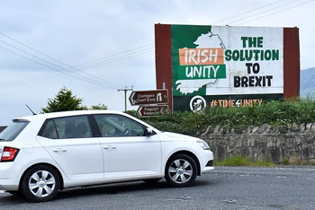 Một chiếc ô-tô lái qua một tấm biển về Brexit tại Ravensdale, Bắc Ireland, ngày 21/6/2022. (Ảnh: REUTERS)