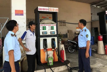 Lực lượng chức năng kiểm tra một cửa hàng xăng dầu tại tỉnh An Giang thời điểm tháng 9/2022. (Ảnh minh họa: nhandan.vn)