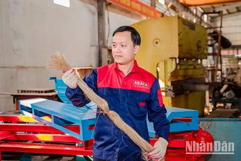 Kỹ sư Hồ Xuân Vinh ở Quỳnh Lưu (Nghệ An) sáng chế máy tách sợi từ thân cây chuối và lá dừa, đoạt Giải ba Hội thi sáng tạo kỹ thuật tỉnh Nghệ An lần thứ 16 (năm 2021). 