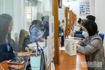 Người lao động làm thủ tục về bảo hiểm thất nghiệp tại Trung tâm Dịch vụ việc làm Hà Nội. (Ảnh: Nhật Quang)