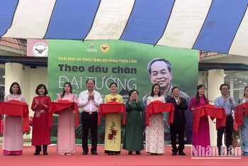 Cắt băng khai mạc triển lãm.