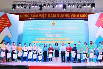 Các đại biểu và ban tổ chức trao quà cho công nhân lao động có hoàn cảnh khó khăn, tai nạn lao động, bệnh nghề nghiệp, bệnh hiểm nghèo.