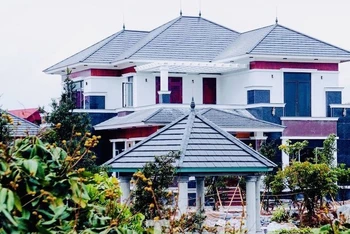 Những công trình đồ sộ “mọc” lên trên đất nông nghiệp tại Công ty nông nghiệp Quý Cao. (Ảnh: nhandan.vn)