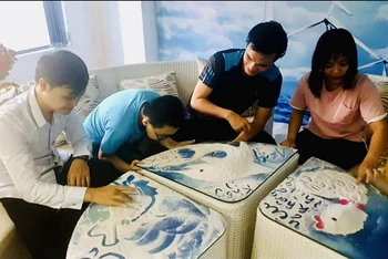 Du khách trải nghiệm vẽ cát tại Cà phê S-Happy