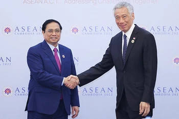 Thủ tướng Chính phủ Phạm Minh Chính có cuộc gặp với Thủ tướng Singapore Lý Hiển Long nhân dịp tham dự Hội nghị cấp cao ASEAN lần thứ 40, 41 và các hội nghị cấp cao liên quan, ngày 12/11/2022, tại thủ đô Phnom Penh, Vương quốc Campuchia. (Ảnh: TTXVN)