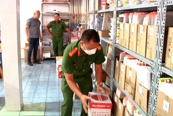 Công an thành phố Biên Hòa, Đồng Nai, thu giữ nhiều tài liệu khi khám xét các phòng khám có hành vi trục lợi bảo hiểm xã hội, bảo hiểm y tế tháng 5/2023. (Ảnh: Thiên Vương)