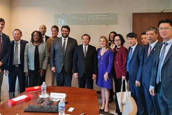 Đồng chí Lại Xuân Môn tại cuộc gặp Trợ lý Ngoại trưởng Hoa Kỳ Bill Russo ở Washington D.C (Ảnh: TTXVN)