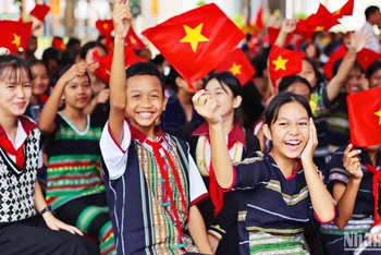 Học sinh Trường Phổ thông dân tộc nội trú - trung học cơ sở huyện Đam Rông, tỉnh Lâm Đồng chào năm học mới 2023-2024. (Ảnh: Văn Bảo)