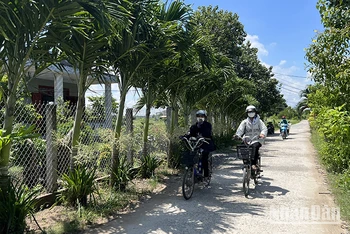 Đường giao thông nông thôn ấp Bình Thới 3 giúp thuận tiện trong việc vận chuyển hàng hóa, đi lại của người dân.