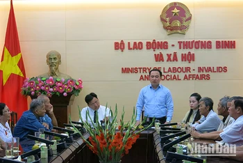 Phó Cục trưởng Cục Người có công Nguyễn Xuân Long phát biểu tại buổi tiếp Đoàn đại biểu người có công với cách mạng tiêu biểu tỉnh Sóc Trăng. (Ảnh: Ngân Anh)