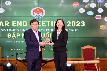 Thứ trưởng Nông nghiệp và Phát triển nông thôn Nguyễn Hoàng Hiệp chúc mừng Điều phối viên thường trú của Liên hợp quốc tại Việt Nam Pauline Tamesis đảm nhận vị trí Đồng Chủ tịch Đối tác giảm nhẹ rủi ro thiên tai. (Ảnh: Ban tổ chức)
