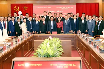 Đại biểu và học viên Lớp bồi dưỡng chụp ảnh chung. (Ảnh: hcma.vn)