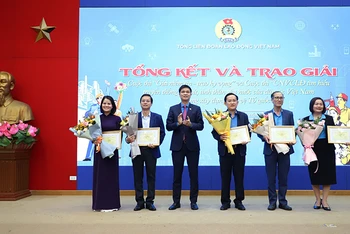 Đồng chí Ngọ Duy Hiểu trao thưởng cho các đơn vị đoạt giải cao tại cuộc thi của Tổng Liên đoàn Lao động Việt Nam (Ảnh: Mai Quý)