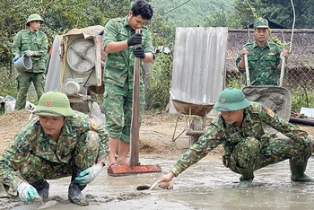 Cán bộ, chiến sĩ Đồn Biên phòng Tam Hợp (Bộ đội Biên phòng tỉnh Nghệ An) hỗ trợ nhân dân làm đường giao thông.