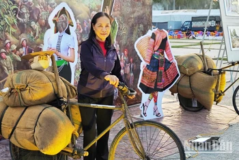 Người dân thành phố Thanh Hóa trải nghiệm chiếc xe đạp thồ lịch sử trưng bày, giới thiệu tại quảng trường Lam Sơn. (Ảnh: MAI LUẬN)