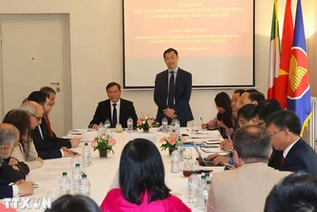 Đại sứ Dương Hải Hưng phát biểu khai mạc tọa đàm. (Ảnh: TTXVN)