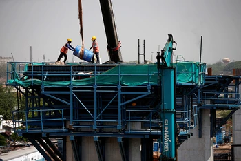 Ấn Độ xây dựng đường sắt cao tốc Ahmedabad-Mumbai phục vụ phát triển kinh tế. (Ảnh REUTERS)
