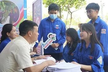 Học sinh, sinh viên tìm hiểu thông tin về nghề nghiệp tại các ngày hội, chương trình tư vấn, giới thiệu việc làm do Đoàn Thanh niên các cấp triển khai. (Ảnh: Trung ương Đoàn cung cấp)