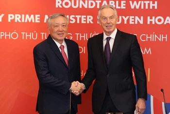 Phó Thủ tướng Thường trực Chính phủ Nguyễn Hòa Bình và nguyên Thủ tướng Anh Tony Blair. (Ảnh: VGP)