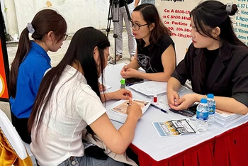 Các sinh viên tìm hiểu cơ hội việc làm tại sự kiện.
