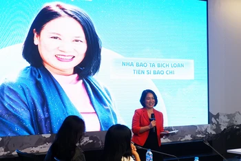 Nhà báo Tạ Bích Loan chia sẻ tại tọa đàm. (Ảnh NGÂN ANH)
