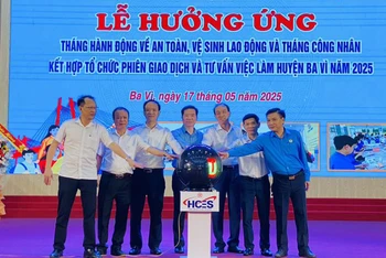 Khai trương phiên giao dịch việc làm huyện Ba Vì, Hà Nội. (Ảnh HCES)