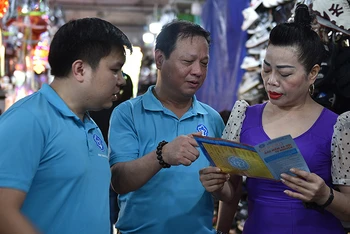 Cán bộ Bảo hiểm xã hội khu vực I ra quân vận động người dân tham gia bảo hiểm xã hội, bảo hiểm y tế hộ gia đình. (Ảnh: HSS)